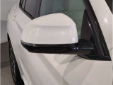 BMWのミラーは車種によって異なりますがレーンチェンジウォーニングが装備されております。詳しくは当店スタッフまでお問い合わせくださいませ。