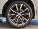 BMWの純正アロイホイールは軽量かつ強度にも優れているホイールで走行性能を引き上げる設計になっております。足元にもBMWは妥協がなくこだわっている個所になります。
