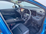 運転席も広々とゆったりしております。アームレストも装備しており快適にドライブしていただけます。