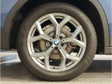 BMWの純正アロイホイールは軽量かつ強度にも優れているホイールで走行性能を引き上げる設計になっております。足元にもBMWは妥協がなくこだわっている個所になります。