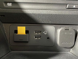 【アクセサリーソケット(電源ソケット)】電源からケーブルをつなげば、スマートフォンなどの電子機器の充電などを行うことができます!ゲーム機器や、カメラの充電にも便利ですね。