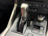 【フロアシフト】直感的な操作性や手に取りやすいレバー位置が特徴です。MTモードはエンジンブレーキやパワフルな加速を要する際など様々なケースで活躍。