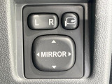 【電動格納ミラー】サイドミラーは電動格納式となっており、狭い駐車場でもキズがつくリスクを抑えられます。
