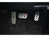 足元をスポーティーで軽快な操作できるアルミペタル。