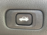 【パワーバックドア】スマートキーや運転席のボタンを押すだけでリアゲートが自動で開閉します!荷物を持っている時や、高い位置にあるバックドアを閉める際に便利な機能です♪