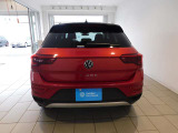 リアエンドからのスタイルです。右後ろには全車標準でリアフォグランプが装着されておりますので、視界不良時、後方からの追突防止にも役立ちます。