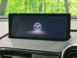 【8.8インチマツダコネクト】車内の雰囲気にマッチした大型のディスプレイ。スマホ接続でのナビ使用やBluetooth再生等、様々な機能が楽しめます。直感的なダイヤル操作が可能で、使い勝手も良好です。