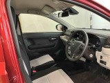 たとえばダイハツのお店にある、たくさんのスマアシ搭載車は、正常に作動する事をしっかり確認します。