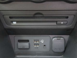DVD/CDスロットとその下にUSBポートが二口ございます。運転席と助手席それぞれにスマホや電子小物の充電が可能です。