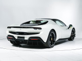 特注トリコロールオプションとBianco×Rossoの王道カラーを纏った296 GTSは、個性と華やかさを見事に融合させた特別な一台です。