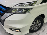 【LEDヘッドライト】悪天候や夜間走行時も良好な視界を確保し安心して運転できる高輝度LEDヘッドライトを装備!点灯速度が早く、消費電力も抑えられています。