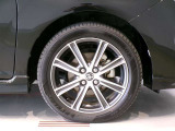純正のアルミホイール装着車です。タイヤサイズは185/55R16です。
