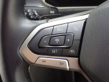 ハンドル左側:ACCアダプティブクルーズコントロールをこのボタンのみで行うことができます。運転中でもハンドル内にあることで視線の動き幅を抑えられ安全性を高めています。