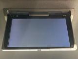 【フリップダウンモニター】大画面モニターで後席でもエンタメをお楽しみいただけます。小さなお子様にも大人気の装備です♪