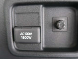 ダッシュボード下側、ラゲッジスペース右端に100V/1500Wの給電コンセントがあります。