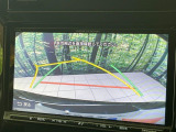 【バックカメラ】駐車時に後方がリアルタイム映像で確認できます。大型商業施設や立体駐車場での駐車時や、夜間のバック時に大活躍!運転スキルに関わらず、今や必須となった装備のひとつです!