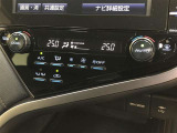 【左右独立温度コントロールフルオートエアコン】運転席・助手席それぞれで温度調整が可能です。設定した温度に自動的に保ってくれる制御が付いているので、いつでも快適に過ごせます。