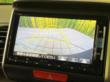 【バックカメラ】駐車時に後方がリアルタイム映像で確認できます。大型商業施設や立体駐車場での駐車時や、夜間のバック時に大活躍!運転スキルに関わらず、今や必須となった装備のひとつです!