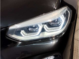 BMWの伝統の丸目4灯ヘッドライトでございます。LEDライトで視認性もよく明るく安全性の向上につながります。