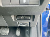 運転席の右下側の小物入れ内にETCがビルトインされています。高速道路では便利ですね!