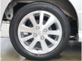 純正アルミホイール。デザインが素敵ですね。お車全体のイメージ変わりますね。ホイールの重量やタイヤの放熱性など性能面に大きく関わる部分ですよね。タイヤサイズは 165/60R14 です。