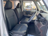 運転席まわりには十分なスペースがあり、大柄な方でもゆったり運転していただける環境です。