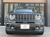 Jeepの特徴的な、丸目のライトと7スロットグリルです。