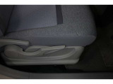 運転席シートリフター装備!シートの上下調整で運転操作の視界を確保できます。