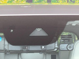 【スマートシティブレーキサポート】低速走行中に前方の車両等を認識し、衝突しそうな時は警報とブレーキで衝突回避と被害軽減をアシスト。より安全にドライブをお楽しみいただけます。