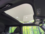 【ガラスルーフ】ガラスルーフ搭載で車内の解放感が一気にアップ!開放的なドライブをお楽しみいただけます。
