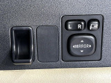 【電動格納ミラー】サイドミラーは電動格納式となっており、狭い駐車場でもキズがつくリスクを抑えられます。