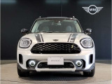 MINIのボンネットはヘッドライト部分に穴が開いている特徴的なもので御座います。MINIの伝統やこだわりがこういったところにも表れております。