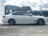 常時150台在庫の輸入車専門大型展示場。展示場に無いお車も全国より、お探しします。