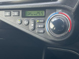 【オートエアコン】一度お好みの温度に設定すれば、車内の温度を検知し風量や温度を自動で調整。暑い…寒い…と何度もスイッチ操作をする必要はありません。快適な車内空間には必須の機能ですね♪