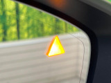 【ブラインドスポットモニタリング】レーダーにより隣車線の車両を検知。車両を検知した側の表示灯が点灯。車両を検知している側に車線変更をしようとした場合、ブザーと表示で危険をお知らせします。