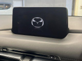 【8インチマツダコネクト】車内の雰囲気にマッチした大型のディスプレイ。スマホ接続でのナビ使用やBluetooth再生等、様々な機能が楽しめます。直感的なダイヤル操作が可能で、使い勝手も良好です。