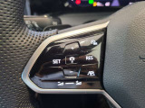 ハンドル左側:ACCアダプティブクルーズコントロールをこのボタンのみで行うことができます。運転中でもハンドル内にあることで視線の動き幅を抑えられ安全性を高めています。