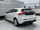 V40の立体的な造形のリアまわり。グロスブラックのパネルやブーメラン型コンビランプ