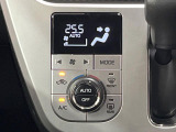 【オートエアコン】一度お好みの温度に設定すれば、車内の温度を検知し風量や温度を自動で調整。暑い…寒い…と何度もスイッチ操作をする必要はありません。快適な車内空間には必須の機能ですね♪