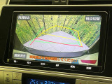 【バックカメラ】駐車時に後方がリアルタイム映像で確認できます。大型商業施設や立体駐車場での駐車時や、夜間のバック時に大活躍!運転スキルに関わらず、今や必須となった装備のひとつです!
