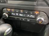 【左右独立型フルオートエアコン】運転席と助手席でそれぞれお好みの温度に設定可能。同乗者にも配慮した、快適な空調をお届け致します。