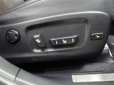 運転席はパワーシートなのでお好みのドライビングポジションに調整可能です♪
