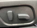 【パワーシート】スイッチ一つで簡単にシートの微調整が可能!電動だから力もいりません!快適なシートポジションにセットして、快適なドライブをお楽しみください。