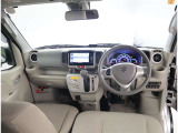 デザインもよく、居心地のよい運転席ですね。分かりやすいスイッチ類ですから操作もしやすく運転をサポートします。ぜひご来店いただき、実際にお座りいただいてステアリングを握ってみてください!
