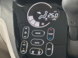 【オートエアコン】一度お好みの温度に設定すれば、車内の温度を検知し風量や温度を自動で調整。暑い…寒い…と何度もスイッチ操作をする必要はありません。快適な車内空間には必須の機能ですね♪
