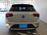 リアエンドからのスタイルです。右後ろには全車標準でリアフォグランプが装着されておりますので、視界不良時、後方からの追突防止にも役立ちます。