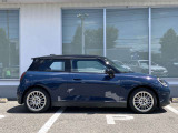 オリジナルサービスもついたMINI自動車保険も取り扱っております。MINI自動車保険にご加入いただくと、万一のトラブルを24時間365日サポートするエマージェンシー・サービスの〈プレミアム〉をご利用いただけます。