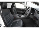 運転席/助手席です。 疲れにくさを徹底して追及した、快適なシートです。