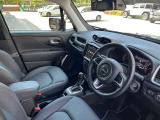運転席・助手席には冬場にうれしいシートヒーター機能付きのレザーシート標準装備。