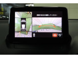 後退時に車両の後ろ側をモニター画面に表示します。車庫入れなどでバックする際に後方確認ができて便利です。